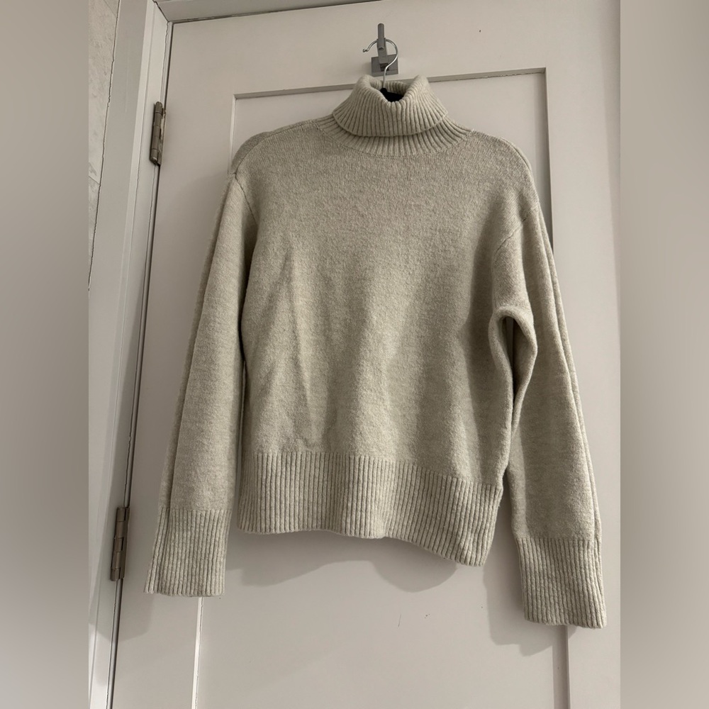 H&M Oatmeal Turtleneck Sweater Size XS Neutral Cozy Knit Pullover